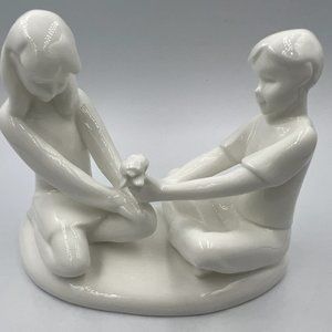 Royal Doulton Figurine Gift Of Friendship HN4446 White Bone China - 2002